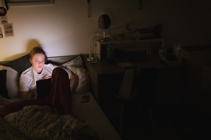 Intenzivní práce na počítači - pravděpodobně nakupuje oblečení (Vyškov, květen 2024)
