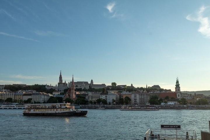Loďka na té řece co tam protíká. (Budapešť, květen 2024)