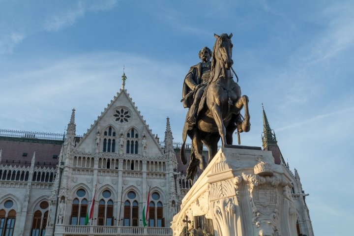 Socha před budovou parlamentu (Budapešť, květen 2024)