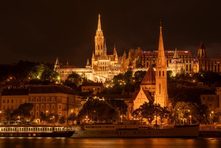 Vytvořeno ze 3 fotek pomocí HDR funkce v lightroomu (Budapešť, květen 2024)