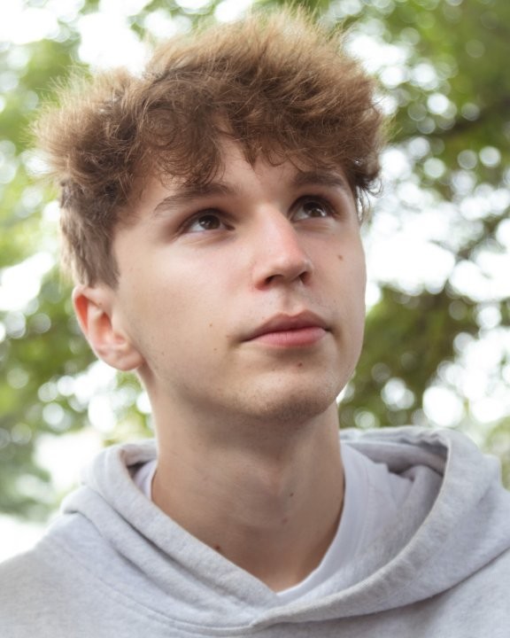 Zamyšlení ve stínu vzdušných lístků (model: Adam Polský)(Brighton, červen 2025)