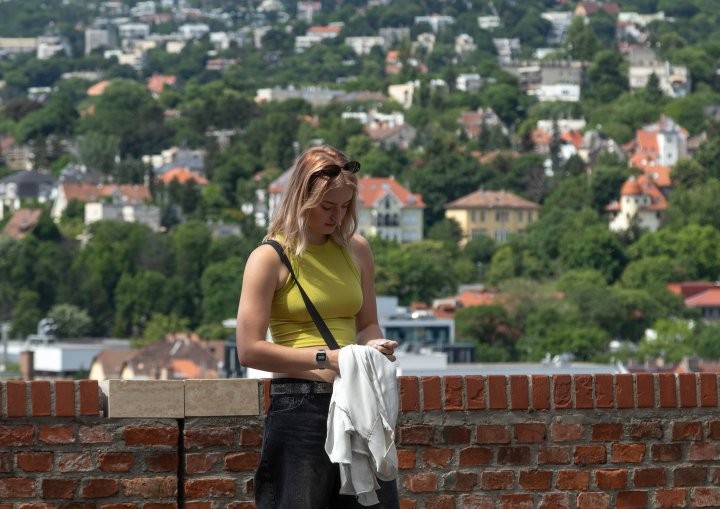 tak teď se tady podívám tak nonšalantně dolů to bude hodně vypadat že mi nezáleží na tom jak vypadám, taková momentka, hodně přirozená (Budapešť, květen 2024)