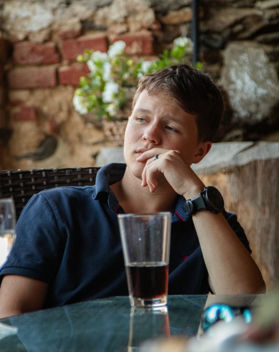 NO ale pozor, tady máme vzácný pohle na pana Pracovního v kazuálním prostředí